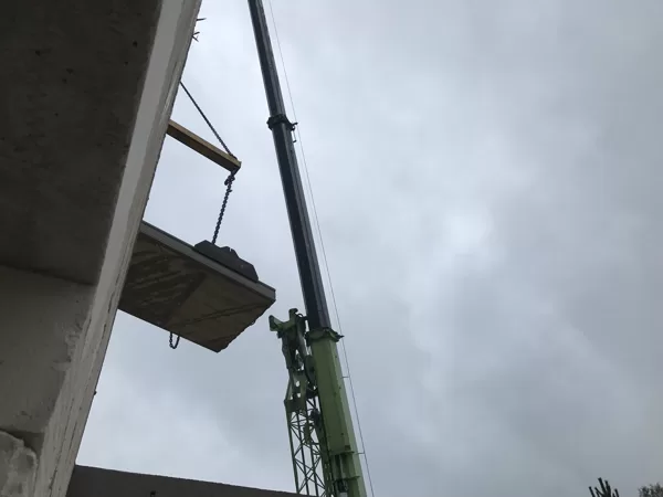 Pārseguma paneļu montāža